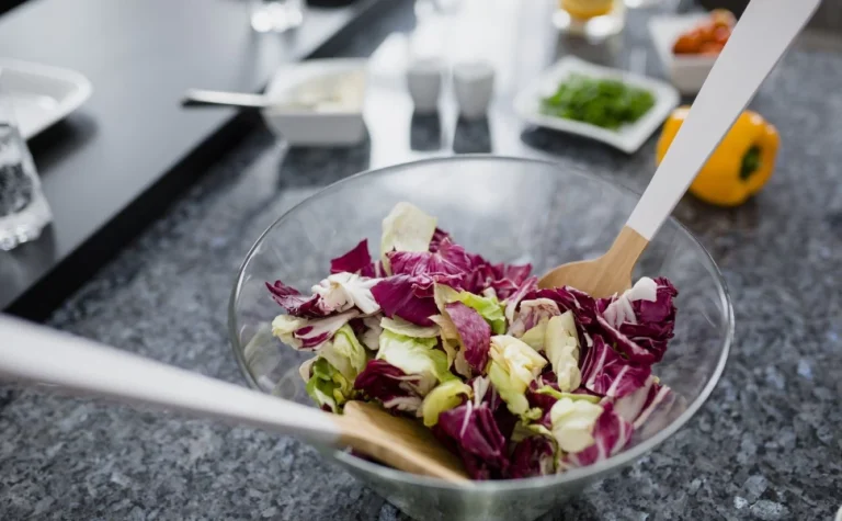 Πόσο ασφαλείς είναι οι έτοιμες σαλάτες; Τι έδειξαν αναλύσεις για σαλμονέλα, λιστέρια, φυτοφάρμακα