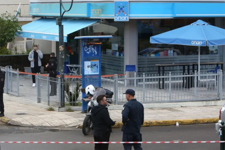 Μακελειό στη Γλυφάδα: Εικόνες φρίκης, με τα θύματα να μπαίνουν αιμόφυρτα σε καταστήματα για να σωθούν