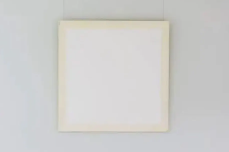 Μετά την μπανάνα των $6,2 εκατ., ετοιμάζεται δημοπρασία για λευκό πίνακα που ξεκινά από τα $1,5 εκατ