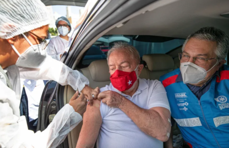Kαι ο Lula da Silva υποβλήθηκε σε επείγουσα χειρουργική επέμβαση στο κρανίο. Είχε λάβει τα εμβόλια COVID-19