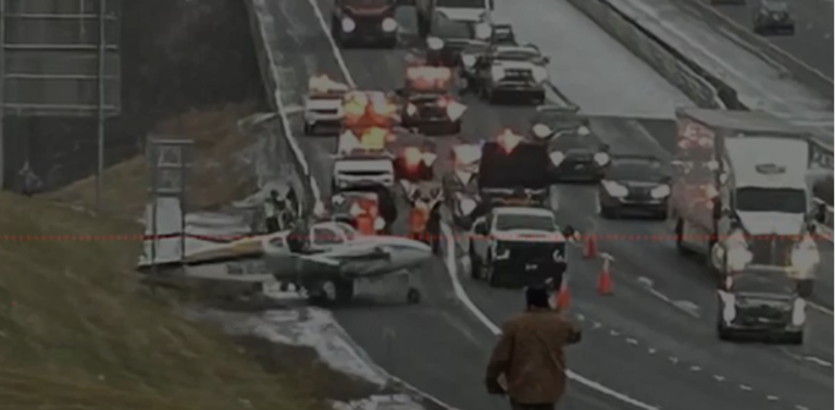 Απίστευτο σκηνικό: Αεροπλάνο κάνει αναγκαστική προσγείωση σε πολυσύχναστο διάδρομο της Νέας Υόρκης