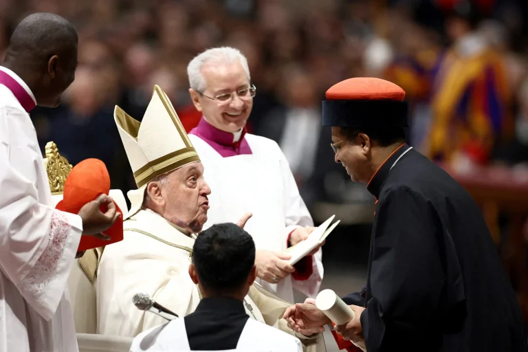 Ο πάπας Φραγκίσκος εμφανίστηκε με αιμάτωμα κάτω από το σαγόνι