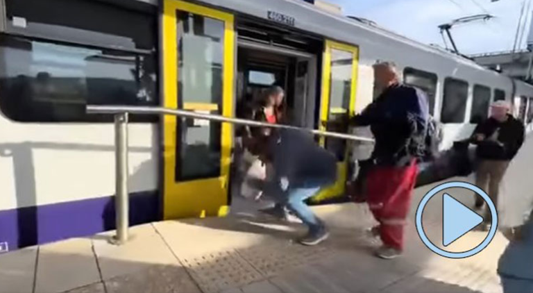 Δείτε βίντεο με τον Προαστιακό που κινείται ανάποδα και σταματάει μπροστά στο κάγκελο