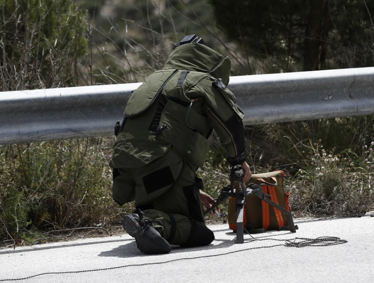 Ελεγχος από τα ΤΕΕΜ σε ύποπτη σακούλα με καλώδια έξω από τον ΕΦΚΑ, στην Κυψέλη