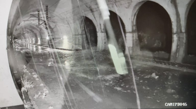 Πλημμύρισαν σήραγγες στα Τέμπη: Διακόπηκε η κυκλοφορία των τρένων