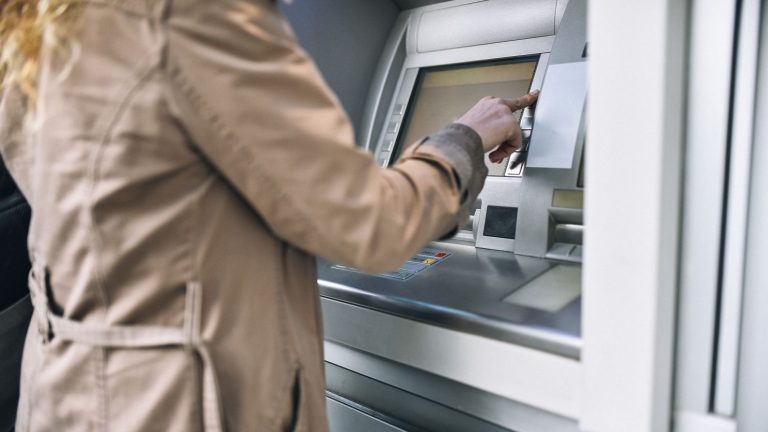 Μόσχα: Γυναίκα πλησιάζει μηχάνημα ΑΤΜ κρατώντας ένα σπίρτο και προκαλεί έκρηξη!