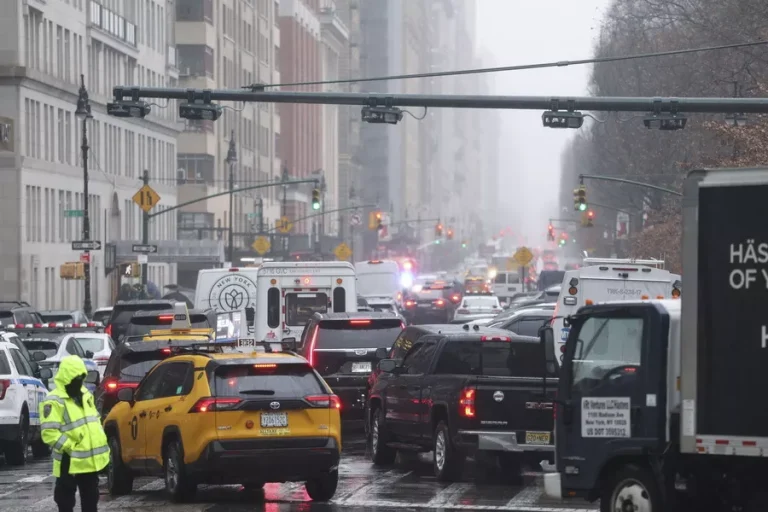 Διόδια 9 δολαρίων πληρώνουν πλέον οι οδηγοί για να μπουν στο Μανχάταν: Πρώτη φορά στις ΗΠΑ ταμείο για τα Μέσα Μαζικής Μεταφοράς