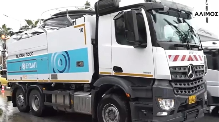Η ΕΥΔΑΠ «βρήκε» λύση: Φορτηγό κρατά καπάκι υπονόμου για να μην βγουν τα λύματα έξω