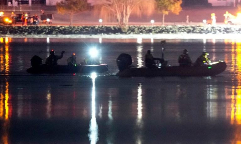 Οργιάζουν οι θεωρίες συνωμοσίας: Η σύγκρουση πάνω από την Ουάσινγκτον ήταν «σκόπιμη»