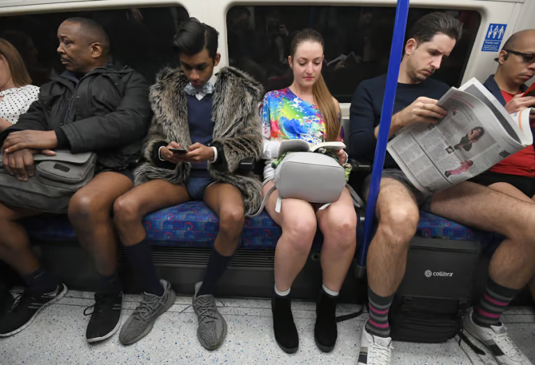 Λονδίνο: Οι κάτοικοι της πρωτεύουσας της Βρετανίας μπήκαν στο μετρό μόνο με τα εσώρουχά τους