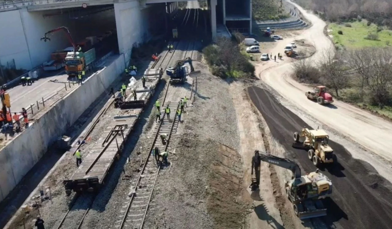 Τέμπη έγκλημα: Θάφτηκε εντελώς απο τα μεγάλα ΜΜΕ η νέα έκθεση Κοκοτσάκη που αποδεικνύει πως τα θύματα επέζησαν και κάηκαν ενώ ζητούσαν βοήθεια – οργή στα μέσα κοινωνικής δικτύωσης!