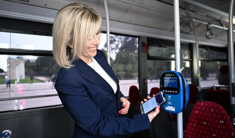 Σε ψηφιακή εποχή οι Συγκοινωνίες της Αθήνας – «Πρεμιέρα» για τις ανέπαφες πληρωμές σε Μετρό, Τραμ, Λεωφορεία και Τρόλεϊ