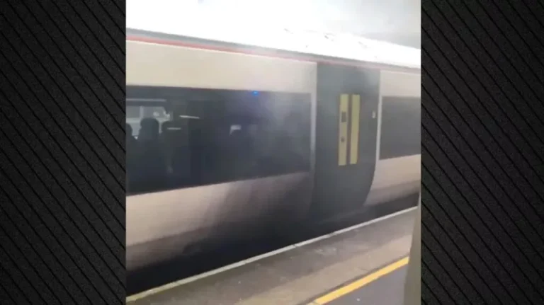 Λονδίνο: Εκκενώθηκε ο σιδηροδρομικός σταθμός του αεροδρομίου Gatwick λόγω φωτιάς σε αμαξοστοιχία