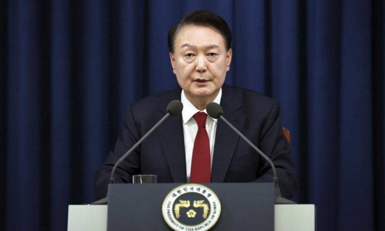 Συνέλαβαν τον παυθέντα πρόεδρο της Νότιας Κορέας – Μεταφέρθηκε για ανάκριση στην εισαγγελία