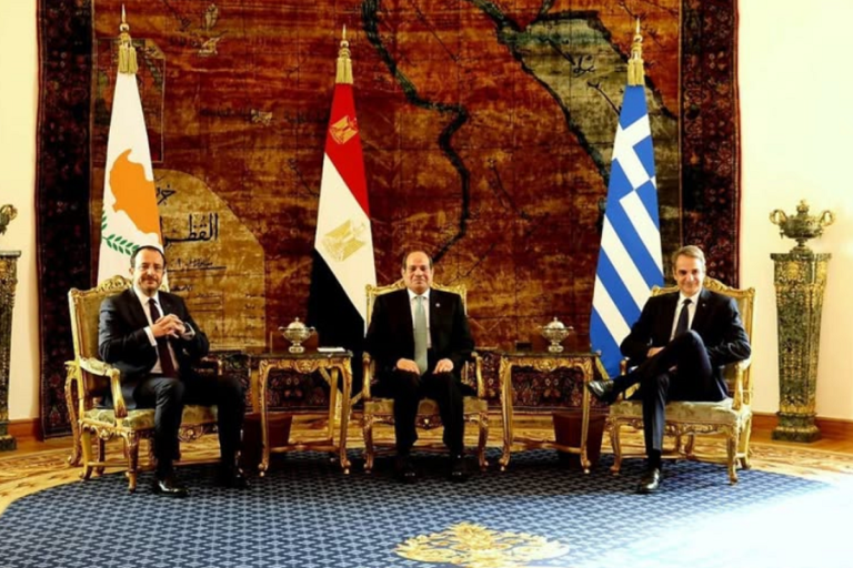 Ο ΓΕΛΑΣΤΟΣ Μ@Λ@ΚΑΣ! Με σταυροπόδι ο Κούλης στην Τριμερή της Αιγύπτου