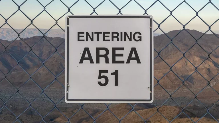 Σεισμός έπληξε την περιοχή 51 κοντά στο Λας Βέγκας μετά από γιγαντιαία δόνηση που προκάλεσε προειδοποιήσεις για τσουνάμι στην Καραϊβική