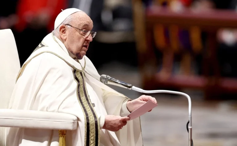 Αγωνία για τον Πάπα Φραγκίσκο: Νοσηλεύεται με πολυμικροβιακή λοίμωξη