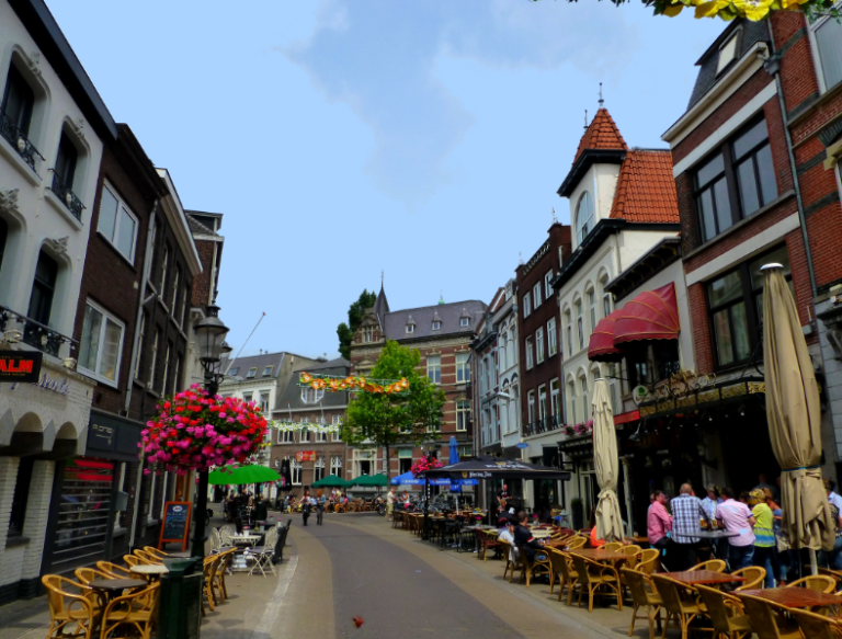 Θα κοιτας εσυ την μια πλευρα και εγω την αλλη….