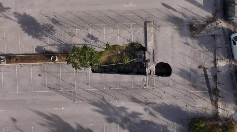 Αθήνα: Η τρύπα που κατάπιε 3 αυτοκίνητα του 2018 είναι ακόμα ανοιχτή -Πού βρίσκεται