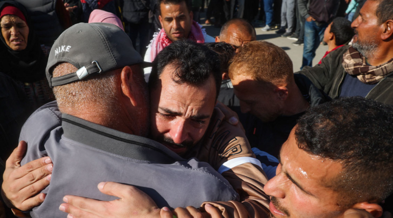 Ξεκινά η ανταλλαγή ομήρων-φυλακισμένων ανάμεσα σε Χαμάς και Ισραήλ -Έφτασε ο Ερυθρός Σταυρός