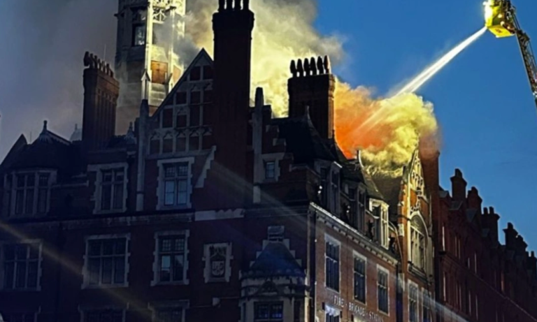 Μεγάλη πυρκαγιά σε πολυτελές ξενοδοχείο του Λονδίνου – Απομακρύνθηκαν πάνω από 100 άνθρωποι
