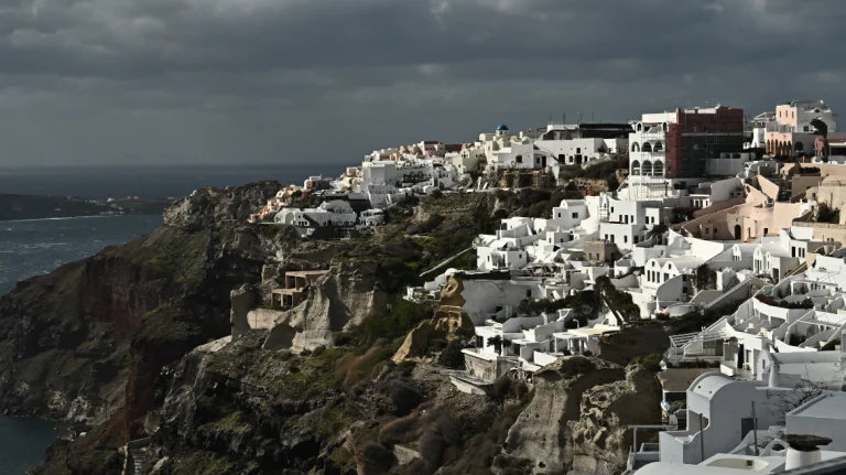 Σεισμοί στη Σαντορίνη: Υπαρκτός ο κίνδυνος τσουνάμι, λέει η Επιτροπή Διαχείρισης Κινδύνων και Κρίσεων του ΕΚΠΑ