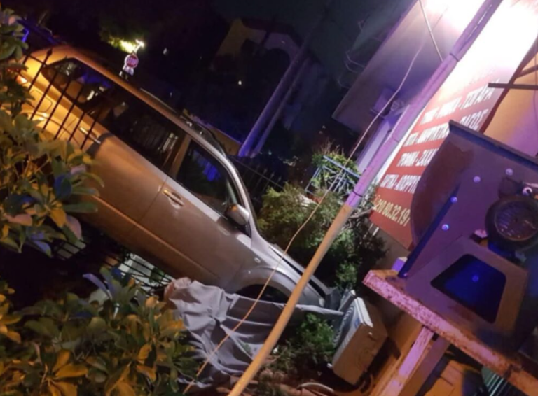 Τζιπ ξήλωσε κολόνα και προσέκρουσε σε μίνι μάρκετ στη Νέα Πεντέλη – Τέσσερις τραυματίες