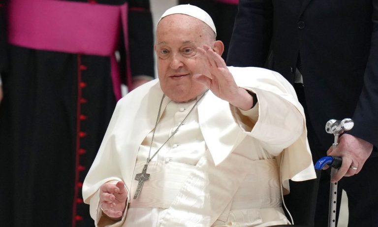 Κρίσιμες οι επόμενες 48 ώρες για τον Πάπα