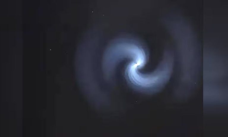 Μυστηριώδης σπείρα φωτός στον ουρανό αναστατώνει το Βερολίνο