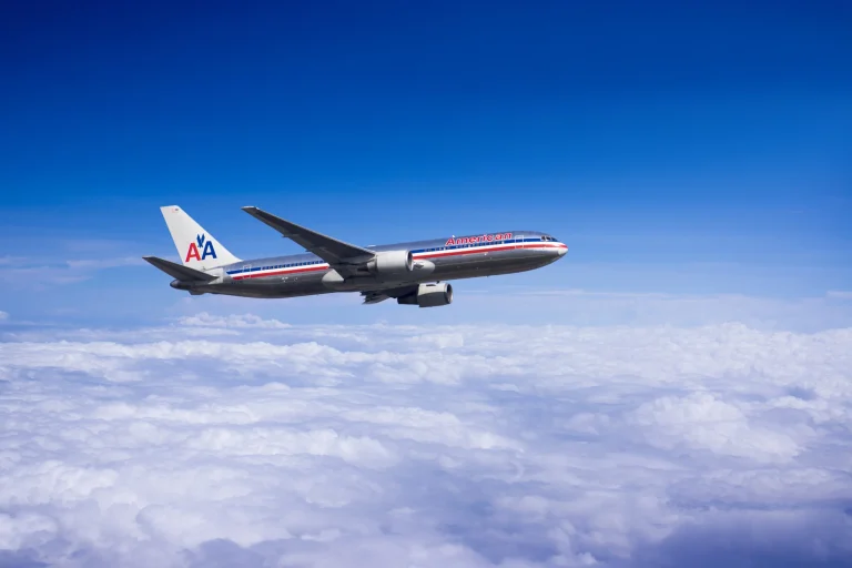 ΗΠΑ: Επιβάτης σε αμόκ κατάπιε ροζάριο εν πτήσει για να ξεφύγει από «δαιμόνια» – Επιτέθηκε σε αεροσυνοδό με γροθιές