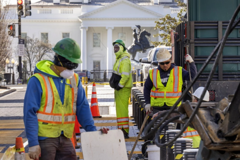 Ουάσιγκτον: Ξεκίνησε η αφαίρεση της επιγραφής «Black Lives Matter» κοντά στον Λευκό Οίκο
