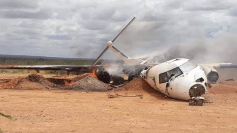 Συνετρίβη μεταγωγικό αεροσκάφος στην Σομαλία – Πέντε νεκροί