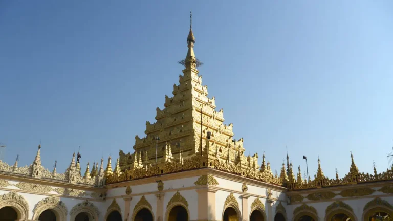 Μιανμάρ: Κατέρρευσε το ιστορικό Βασιλικό Παλάτι στο Μανταλάι