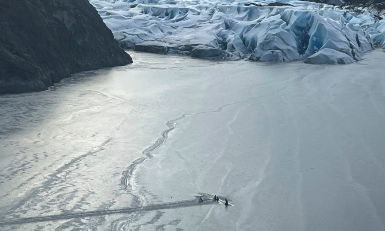 Πατέρας και κόρες επέζησαν 12 ώρες σε φτερό αεροπλάνου μετά από συντριβή στην Αλάσκα!