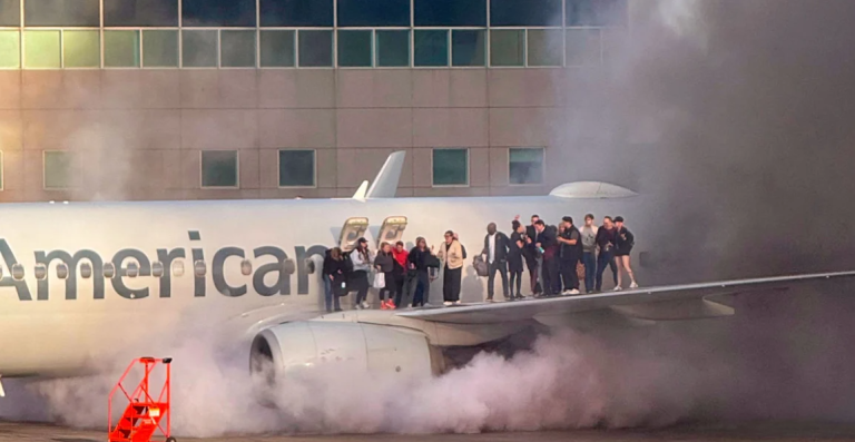 Βίντεο: Φωτιά σε Boeing της American Airlines μετά την προσγείωσή του στο Ντένβερ – Οι επιβάτες περίμεναν όρθιοι στο φτερό για να απομακρυνθούν