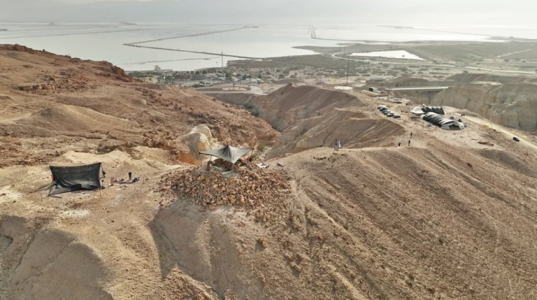 Ανακαλύφθηκε μια άγνωστη πυραμίδα 2.200 ετών στην Έρημο της Ιουδαίας – Οι πάπυροι στα ελληνικά και τα όπλα από την Ελληνιστική Περίοδο