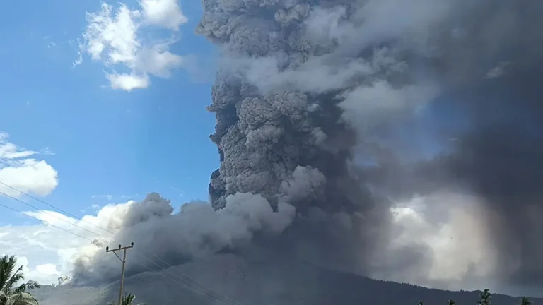 Hφαίστειο στην Ινδονησία εξερράγη και εκτόξευσε τέφρα σε ύψος 8.000 μέτρων