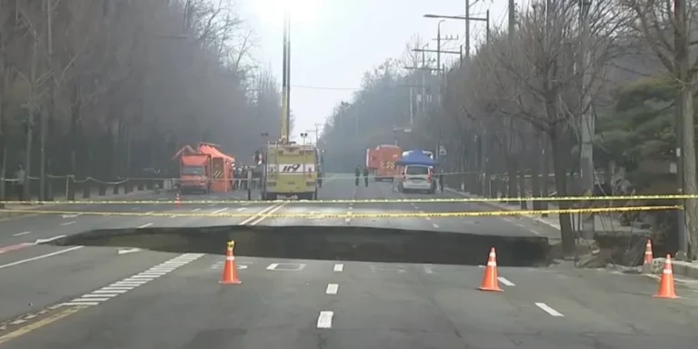 Νότια Κορέα: Η στιγμή που τεράστια τρύπα «ανοίγει» στη μέση του δρόμου και «καταπίνει» μοτοσικλετιστή