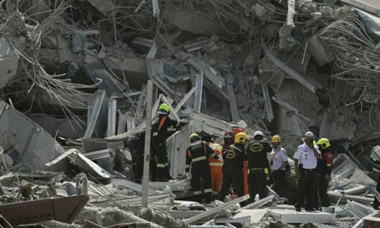 Βίντεο σοκ με ουρανοξύστη να καταρρέει στην Μπανγκόκ από τα 7,7 Ρίχτερ