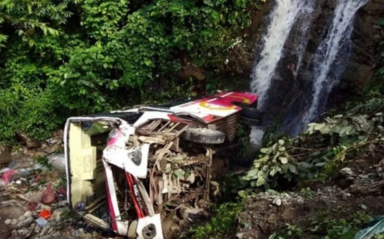 Νεπάλ: Τουλάχιστον 4 νεκροί και 20 τραυματίες από την πτώση λεωφορείου σε γκρεμό