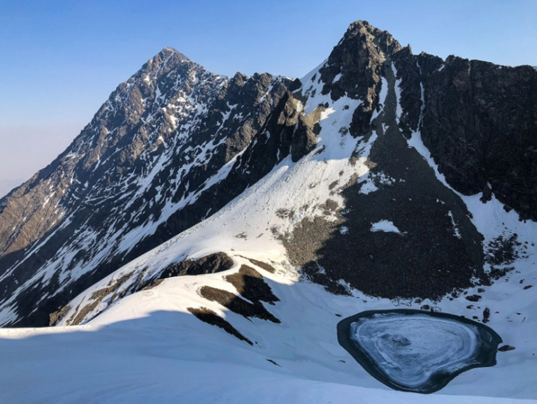 Μυστήριο στη λίμνη Roopkund στα Ιμαλάια: Πώς βρέθηκαν οι σκελετοί 14 Κρητικών και άλλων Ελλήνων σε ύψος 5.000 μέτρων;
