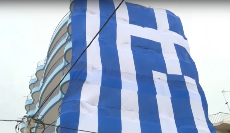 Γιγάντια ελληνική σημαία αναρτήθηκε στο Κερατσίνι – Καλύπτει μια επταώροφη πολυκατοικία