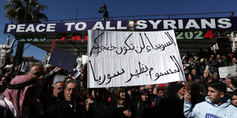 Συρία: Διαδηλώνουν σε όλη τη χώρα, γιορτάζοντας την επέτειο της εξέγερσης του 2011