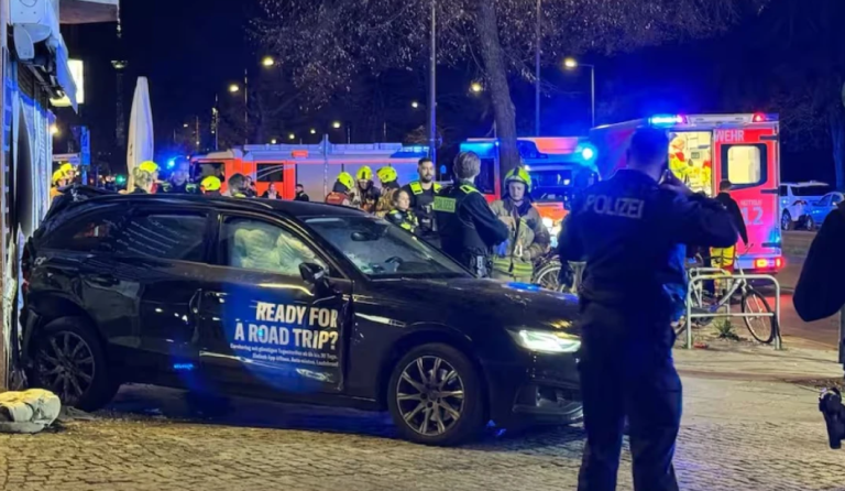 Αυτοκίνητο έπεσε πάνω σε πλήθος στο Βερολίνο – Αναφορές για τραυματίες