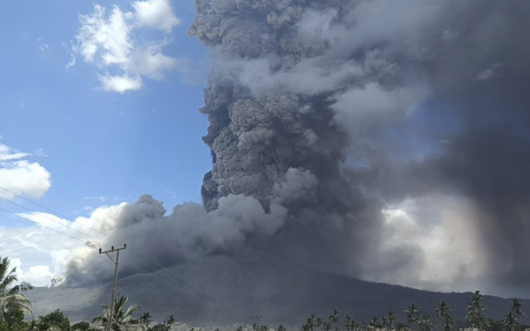 Ινδονησία: Έκρηξη του ηφαιστείου Lewotobi Laki-laki – Ακυρώθηκαν πτήσεις στο Μπαλί