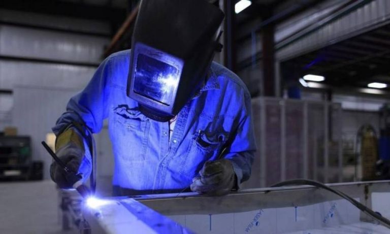 Στα κάγκελα οι εργαζόμενοι! Η αύξηση στον κατώτατο μισθό στα 880 ευρώ φέρνει επιπλέον επιβάρυνση φόρου 133 ευρώ προκαλώντας οργή