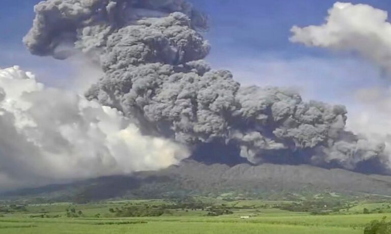Φιλιππίνες: Εξερράγη το ηφαίστειο Κανλάον στο νησί Νέγκρος – Εντυπωσιακές εικόνες