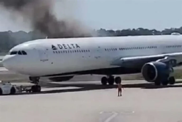 Συναγερμός σε αεροδρόμιο στις ΗΠΑ: Αεροσκάφος με 282 επιβάτες εκκενώθηκε λόγω πυρκαγιάς στον κινητήρα