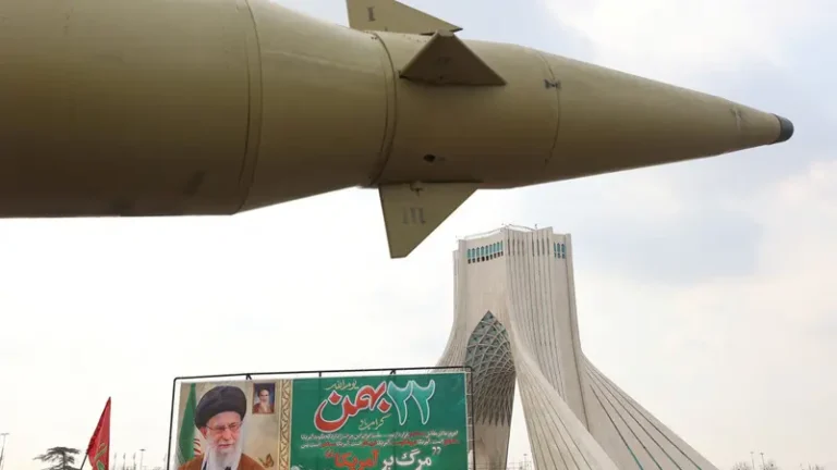 O Χαμενεΐ έχει θέσει τον ιρανικό στρατό σε πλήρη ετοιμότητα…επιβεβαιώνει αξιωματούχος.