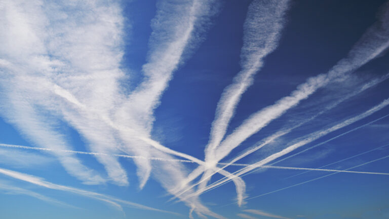 Αποκαλύφθηκαν τα Chemtrails: Πώς η CIA και οι μεγάλες επιχειρήσεις χειραγωγούν τον καιρό για το κέρδος